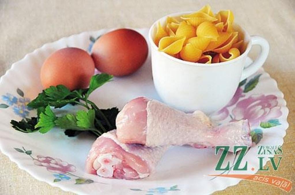 Sastāvdaļas omletes zupai: Divu porciju pagatavošanai nepieciešami divi vistu stilbiņi, divas olas, 50 – 100 gramu makaronu, pētersīļi un garšvielas. Makaronus vēlams izvēlēties no cieto kviešu miltiem vai līdzvērtīgus, kas zupas šķidrumā neturpina briest. 
Autors: Dainis Ģelzis