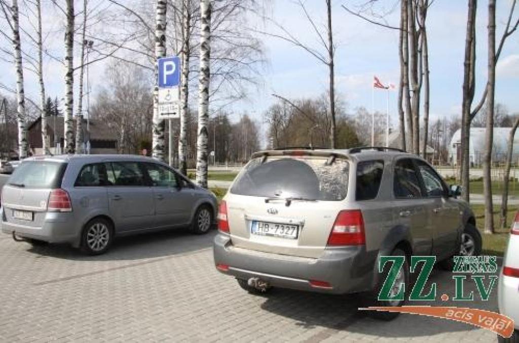 Jelgavas novada Domes priekšsēdētāja Ziedoņa Caunes šoferim Laimonim Tretjakam, kurš savu priekšnieku 17.aprīlī bija nogādājis Zemgales Olimpiskajā centrā un kura dienesta auto «Ziņu» fotogrāfs pieķēra noliktu invalīdiem paredzētajā stāvvietā, šonedēļ nācies samaksāt 40 latu naudas sodu.
Autors: Agris Samcovs