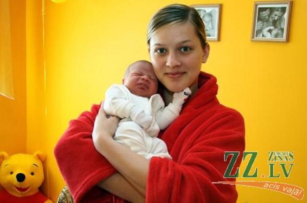 2.maiju par dzimšanas dienu izraudzījās jelgavnieku Elīnas Dravnieces un Aigara Loča pirmdzimtais dēliņš Marks.
Autors: Agris Samcovs