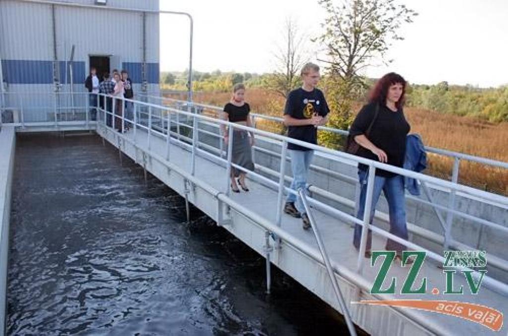 Jelgavas Reģionālās vides pārvaldes direktora vietniece Biruta Puķīte skaidro, ka smaku cēlonis ir pilsētas kanalizācijas notekūdeņu attīrīšanas iekārtas.
Autors: Agris Samcovs