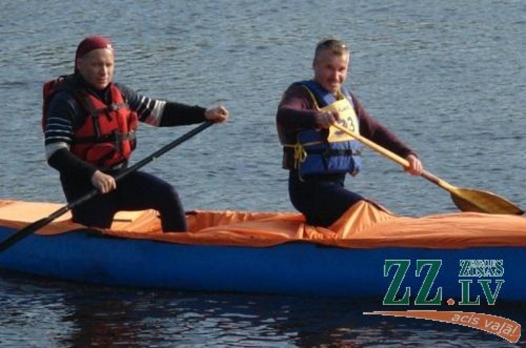 Laivas aizmugurē Jelgavas ārsts Jurijs Seļezņovs. Ar pārinieku Jevgeniju Blažēviču.
Autors: no personīgā J.Seļezņova arhīva