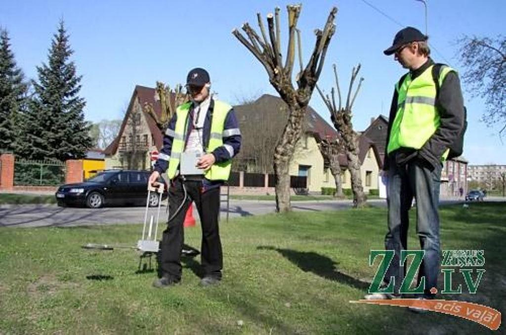 Gāzes vada izolācijas pārbaudi Jelgavā Raiņa ielā veic inženieris Guntis Strods un montieris Zigmārs Švāns.  
Autors: Agris Samcovs