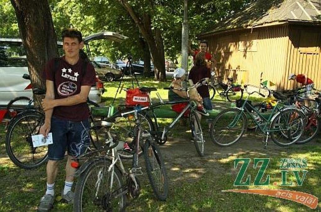 No Jelgavas uz Auci 31.maijā devās jelgavnieki - «Dromses un cilvēcības velobrauciena» dalībnieki.
Tas ir ceļš, ko Otrā pasaules kara laikā 1941.gada jūnija beigās vai jūlijā ar velosipēdu veica izcilais Jelgavas Lauksaimniecības...