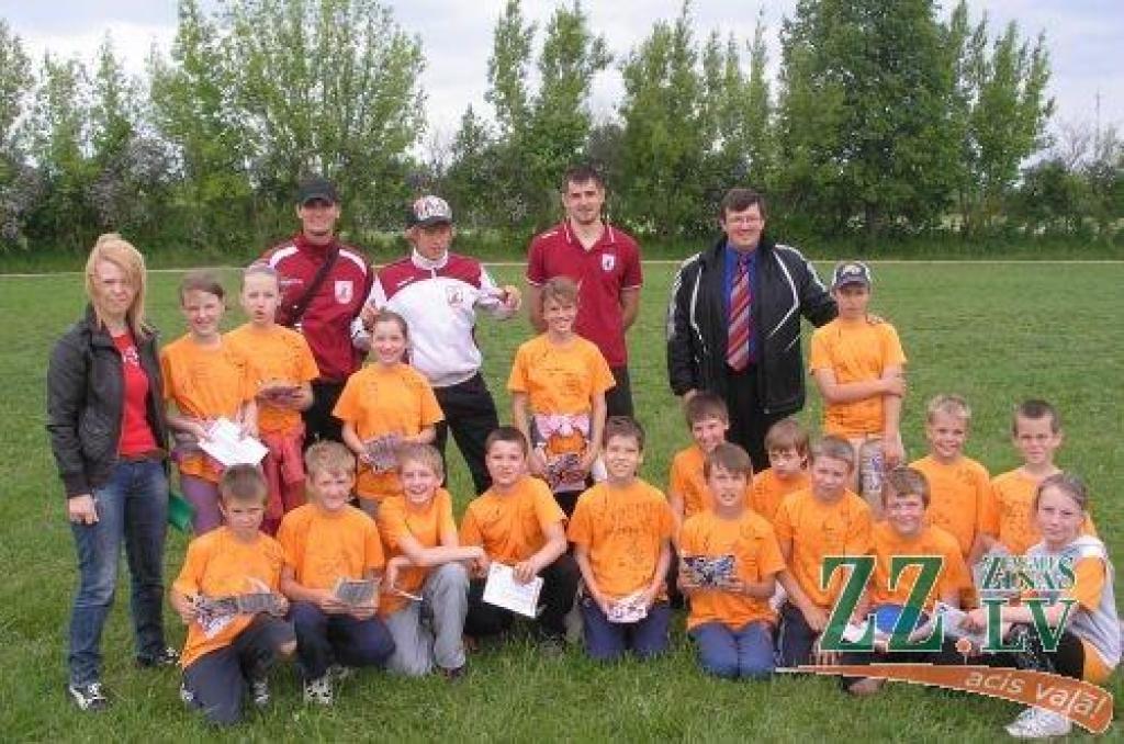 Pirmdien, 30.maijā, Svētes pamatskolā viesojās futbola kluba «Jelgava» sportisti, kuri skolēniem ierādīja futbola spēles māku. Tāpat Svētes pamatskolas audzēkņi saņēma ielūgumus uz kādu futbola kluba spēli. Savukārt bērni sveica...
