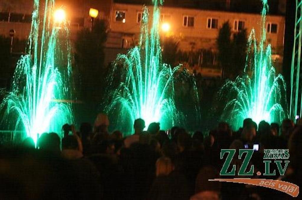 Pirmo reizi Jelgavas Pilsētas svētku vēsturē Uzvaras parkā pēc grupu «Laikā pirms...» un «Labvēlīgais tips» koncerta jelgavniekus šogad priecēja tepat Latvijā radīts ūdens strūklaku šovs – kolektīvam no Talsiem, kas to uzņēmies veidot,...