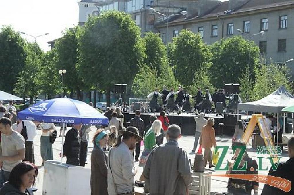 Laika gaitā Pilsētas svētkos Jelgavā popularitāti iemantojis te viens, te otrs pasākums, bet allaž stabila sastāvdaļa vienmēr ir Amatu diena Hercoga Jēkaba laukumā. Arī 2011.gada maija pēdējā sestdienā jelgavnieki, ne vienmēr strikti...