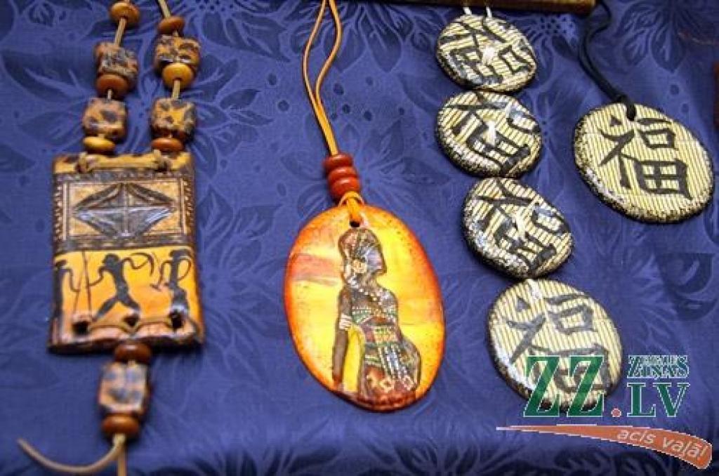 Sabiedrības integrācijas pārvaldē atklāta pirmā Jelgavas rokdarbnieku kluba «Zelta rokas» radošo darbu izstāde. 
Izstādē apskatāmi darbi dažādās tehnikās: dekupāža, filcēšana, origami, pērļošana, izšuvumi krustdūrienā, lupatu lelles,...