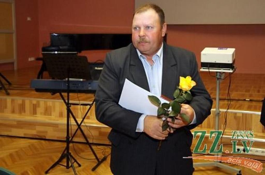 No rakstnieces un žurnālistes Marinas Kosteņeckas rokām 17.maijā barikāžu dalībnieki no Jelgavas novada saņēma 1991.gada barikāžu dalībnieka piemiņas zīmes. 
Svinīgā pasākumā šādas piemiņas zīmes pasniegtas 50 barikāžu aizstāvjiem no...