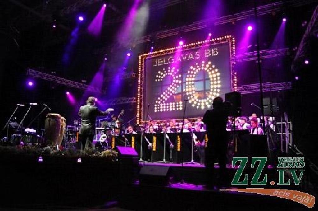 «Ceļojums kopā ar Jelgavas bigbendu» – tā sauca šovu, kas ceturtdienas vakarā pieskandināja citkārt basketbola un volejbola cīņām piemēroto mūsu pilsētas lielāko sporta arēnu. Ceļojums laikā, atceroties sadarbību ar daudziem pazīstamiem...