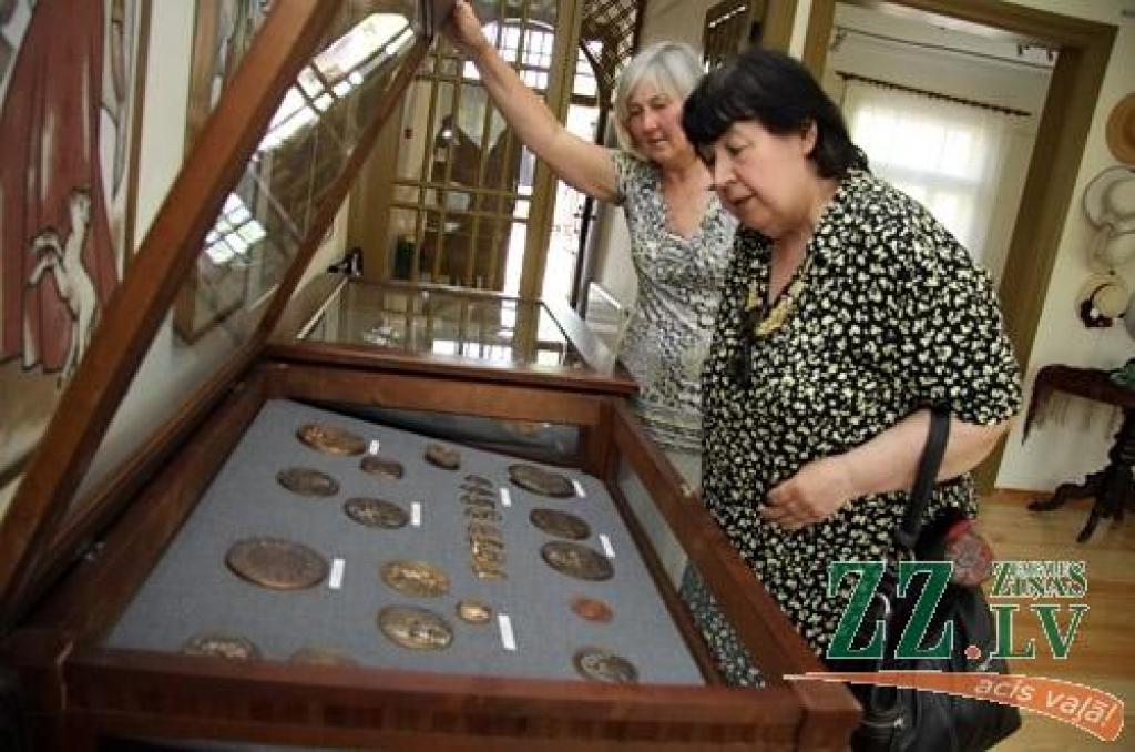 Mūsu pilsētā ceturtdien atklāja Baltijas medaļu mākslinieku darbu ekspozīciju, kas latviešu teātra tēva Ādolfa Alunāna memoriālā muzeja atjaunotajā ēkā būs skatāma visu vasaru. Tajā aplūkojami arī divu jelgavnieču – Nellijas Skujenieces un...