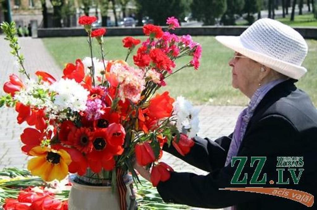 Nacisma sagrāves un Otrā pasaules kara upuru piemiņas dienas pasākumu 9.maijā Jelgavā arī šogad organizē krievu kultūras biedrība «Veče». 
Pa dienu jelgavnieki uz sapulci – ziedu nolikšanu pulcējās Stacijas parkā.
Savukārt vakarā pasākums...