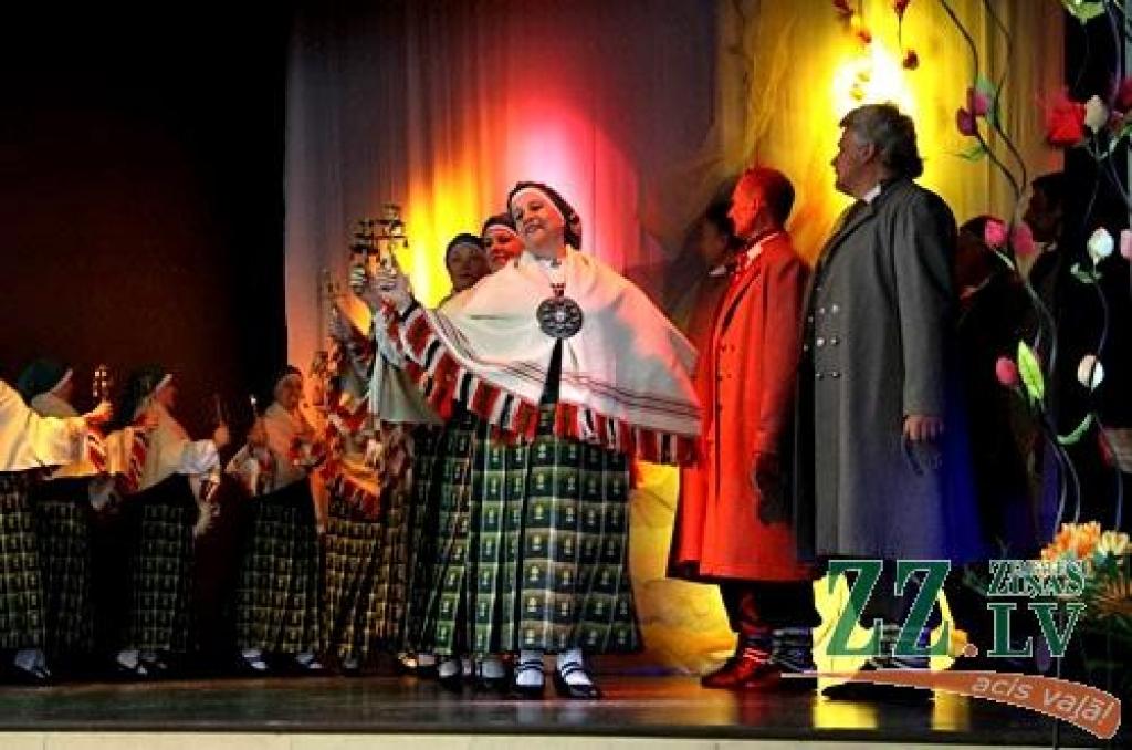 Latvijas Republikas Neatkarības deklarācijas pasludināšanas gadadiena, 4.maijs, Ozolniekos izvērtās dubultsvētkos, jo tautas namu piepildīja spraigi un arī mierīgāki deju soļi, krāšņi tērpi, skaistas atmiņas, mūzika un draugu sveicieni....