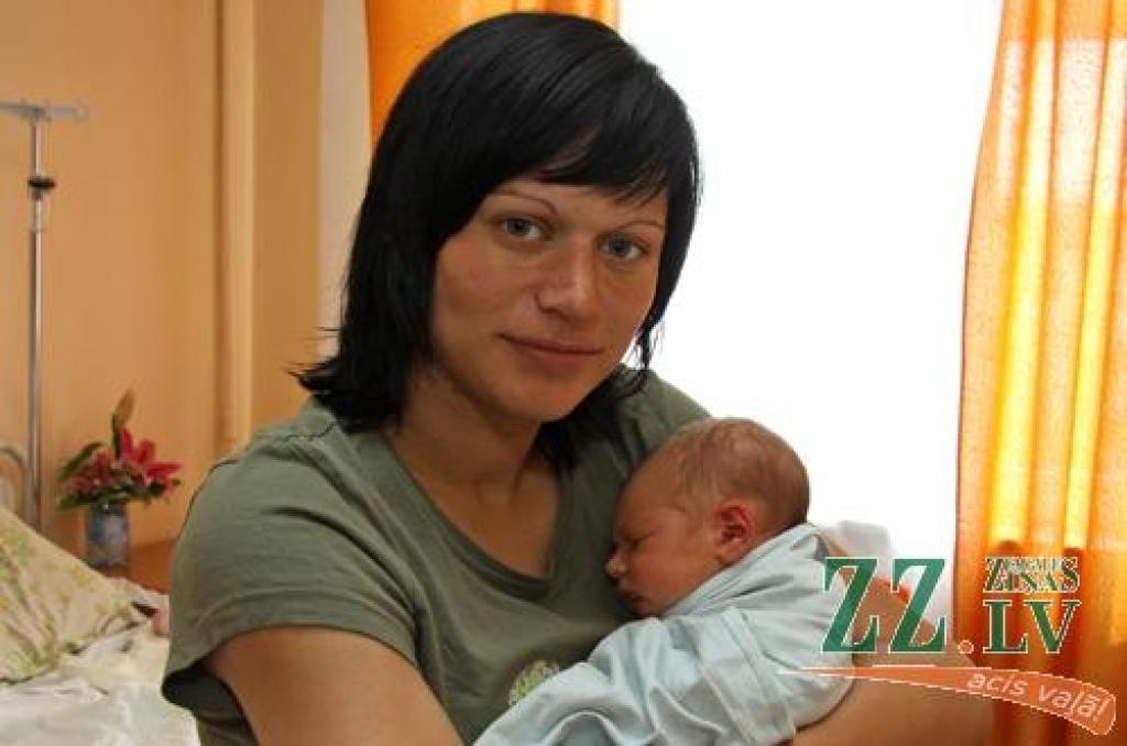 Pirmdienas, 13.jūnija, rīta pusē savu pirmo meitiņu pasaulē nākam sagaidīja Līvija Linde un Zigmunds Ābols.
Autors: Armands Lazdiņš