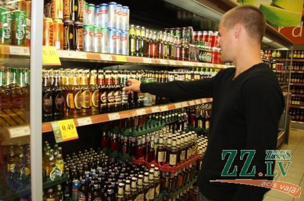«Ziņas» eksperimentā pārliecinājās – nepilngadīgais alkoholu bez grūtībām nopērk četros no pieciem nejauši izvēlētiem veikaliem.
Autors: Armands Lazdiņš