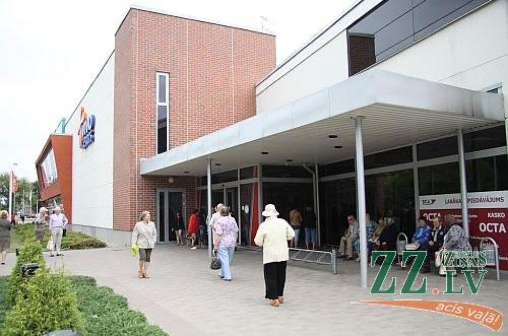 Slēgts arī tirdzniecības centrs «Vivo», zz.lv novēroja, ka pie tā pulcējas pircēji.
Autors: Evita Puriņa