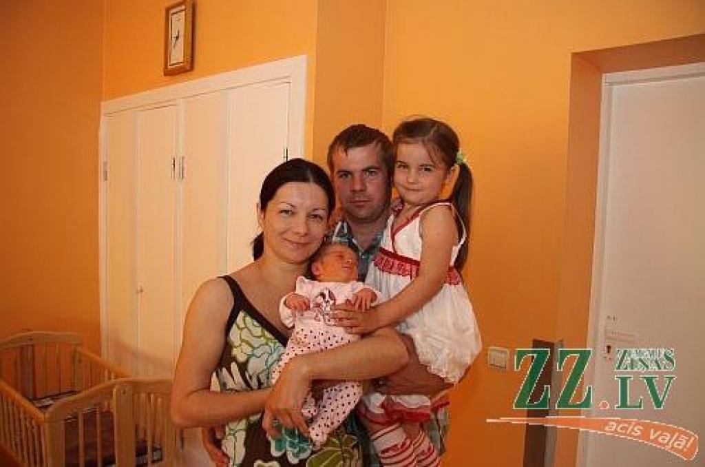 Renāta un Helmuts Leoho no Svētes pagasta 5. jūnijā ģimenes dzemdībās sagaidīja pasaulē nākam savu otro atvasīti – meitiņu Martu.
Autors: Armands Lazdiņš