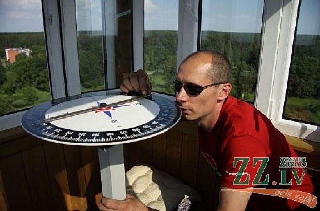 42 metrus augstā Svirlaukas ugunsnovērošanas torņa dežurants Mārtiņš Jekociņš rāda, kā tiek lietots grādu riņķis. 
Autors: Armands Lazdiņš