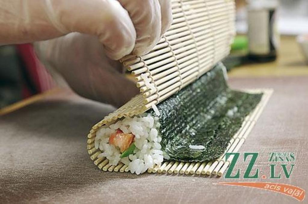 Rullīša satīšanai obligāts ir bambusa paklājiņš. Bez tā nekāds suši nesanāks. Tāpat kā rīsu un nori lapu, arī citu suši piederumu cenas pēdējos gados ir būtiski samazinājušās.
Autors: Edmunds Brencis