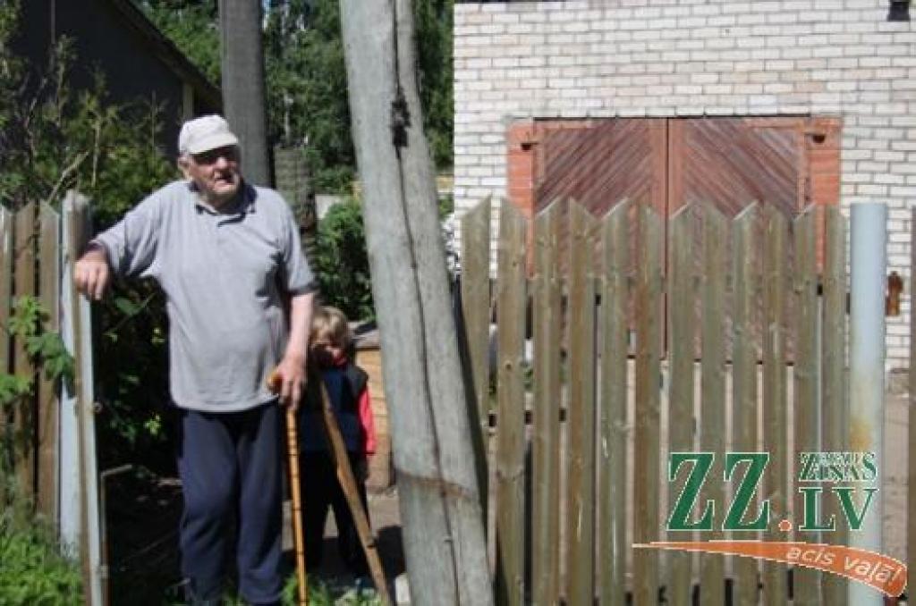 Pēc «Ziņu» aicinājuma skaidrot, kādēļ gadiem virs īpašuma stiepjas nedroša elektrolīnija, uzņēmums veicis pārbaudi un beidzot sola vecos vadus aizstāt ar jauniem.
Autors: Armands Lazdiņš