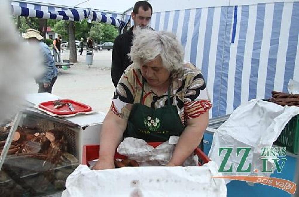 Speciālisti ieradušies pusstundu pirms tirdziņa un darbu līdz pulksten 15 pabeiguši. «Ziņas» gan novēroja, ka sarunas ar pārdevēju turpinājās arī pēc minētā laika, liekot pircējiem pārdesmit minūtes stāvēt rindā.
Autors: Maira Dudareva