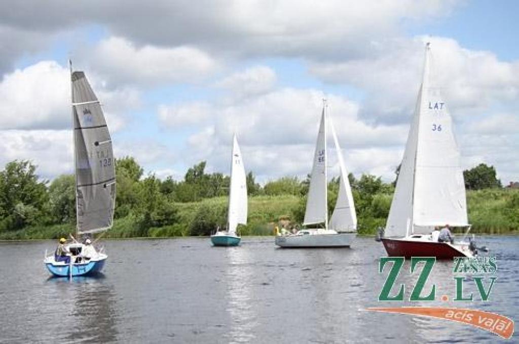 Līgo dienas noskaņa ceturtdien sasniedza arī Jelgavas jahtklubu un tā rīkoto regati, taču spēcīgajā vējā zēģelēt nebija viegli un vienai jahtai pat nolūza masts. Sešu jahtu konkurencē uzvaru izcīnīja kapteiņa Romana Semjonova vadītā...