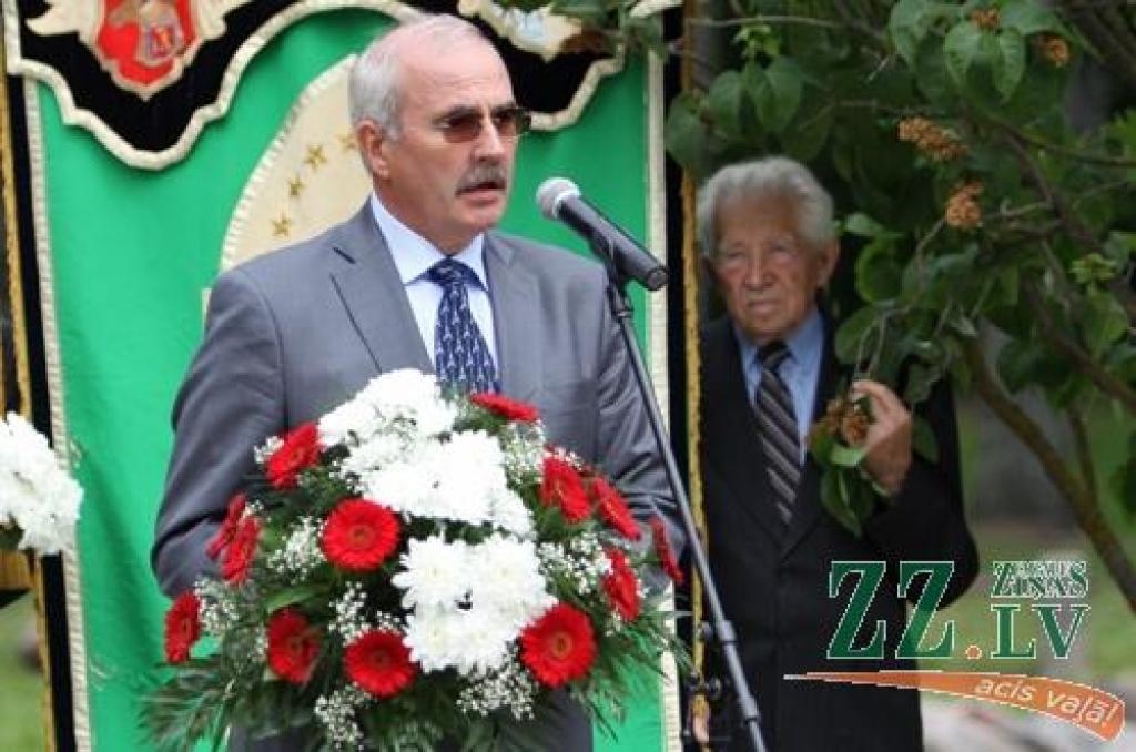 Pieminot komunistiskā terora upurus, otrdien, 14. jūnijā, Svētbirzē pulcējās ap divsimt cilvēku – politiski represētie un viņu tuvinieki, pašvaldību vadītāji, skolēni un citi. Ar klusuma brīdi tika pieminēti represijās bojā gājušie....