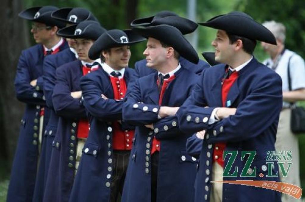 Iecere atjaunot Vasarsvētku tradīcijas un «pēc iespējamā baznīcas apmeklējuma atpūsties brīvā dabā ar dančiem un muzicēšanu» pieder Tautas deju ansambļa «Kalve» vadītājai Guntai Skujai. Koncerta īpašie viesi šoreiz bija tautas deju...