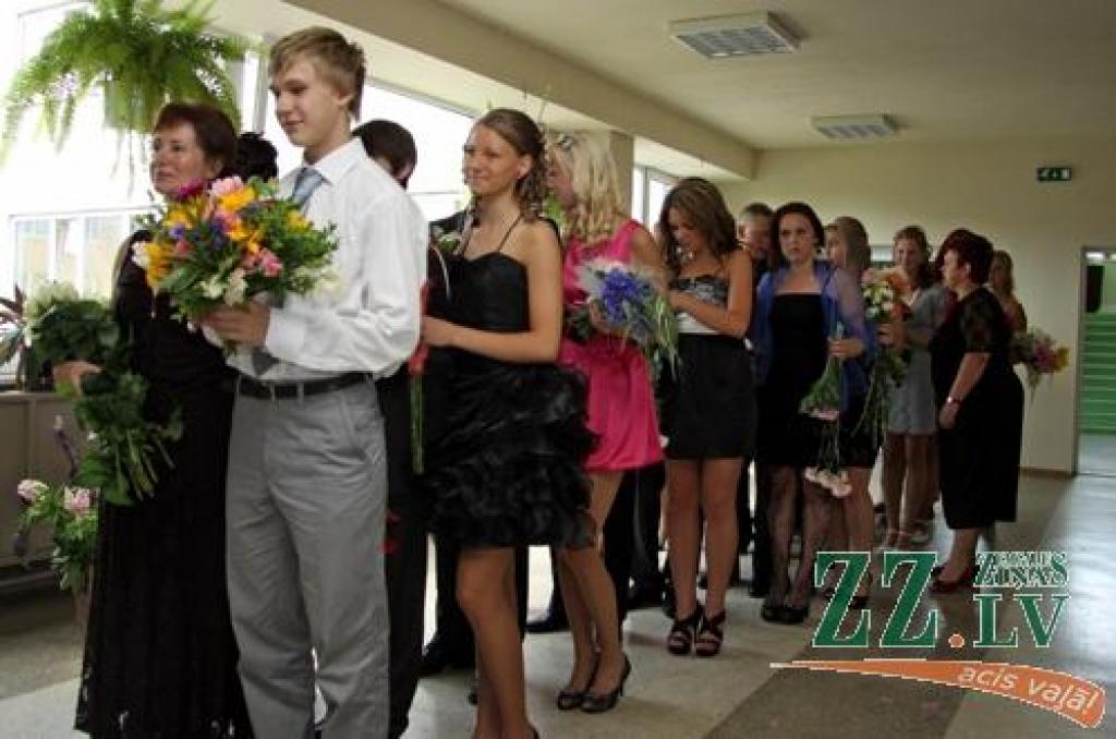 «Perpetuum mobile» jeb mūžīgais dzinējs – tāds esot bijis Jelgavas 1.ģimnāzijas 9.a klases moto trīs skolas gadu garumā, kas pierādījies mācībās, sportā un ārpusstundu dzīvē. Skolēni otro gadu pēc kārtas ieguvuši «Skolas gada klases»...