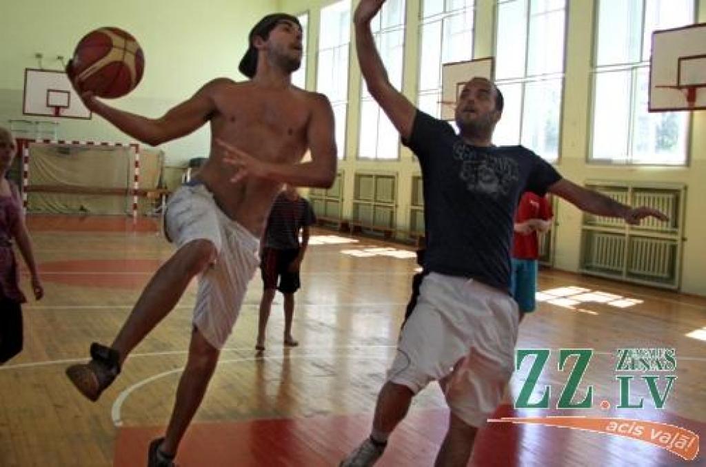 «Man te ļoti patīk, tāpēc nākšu katru dienu. Varēšu spēlēt spēles, satikt jaunus cilvēkus. Vismaz ir ko brīvlaikā darīt,» pēc strītbola mača kopā ar brīvprātīgajiem no dažādām Eiropas valstīm teic 13 gadus vecais Mihails Boimuradovs. Viņš...