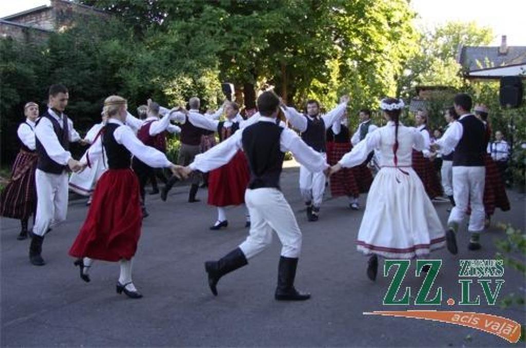 Tveicīgajā piektdienas vakarā raitā deju solī ar dziedāšanu un lustēšanos uz savu 33.sezonu atskatījās Tautas deju ansamblis «Diždancis». Koncerts «Dej' deviņi bāleliņi» risinājās brīvā dabā un uz to īpaši tika aicināti kolektīva...