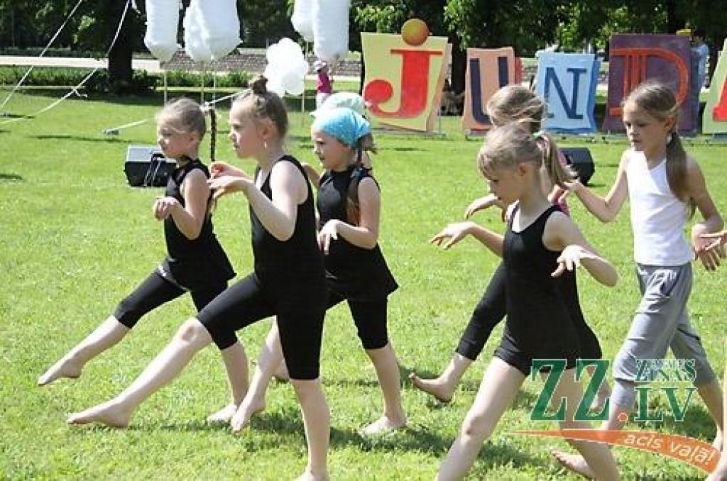 Ieskandinot skolēnu vasaras brīvlaiku, Starptautiskajā bērnu aizsardzības dienā ar mācību gada laikā paveikto klātesošos Raiņa parkā iepriecināja bērnu un jauniešu centra «Junda» audzēkņi. Pasākumā «Cukurvatē» notika Jelgavā vēl nebijušas...