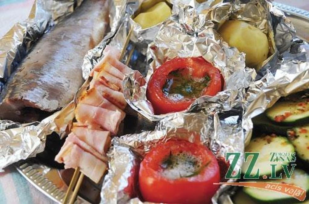 Pildīto tomātu ietin folijā un liek uz grila. Cep aptuveni 20 minūtes atkarībā no grila karstuma. No tomāta izgrebto mīkstumu var pievienot salātiem. Diļļu un pētersīļu vietā  iespējams izmantot citas garšvielas – kas kuram labāk garšo. 
Autors: Dainis Ģelzis