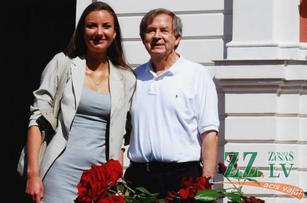 Agnese Grīnberga un stipendijas dibinātājs – fizikas profesors Jānis Rūvalds.
Autors: Gita Ogņeva, LLU