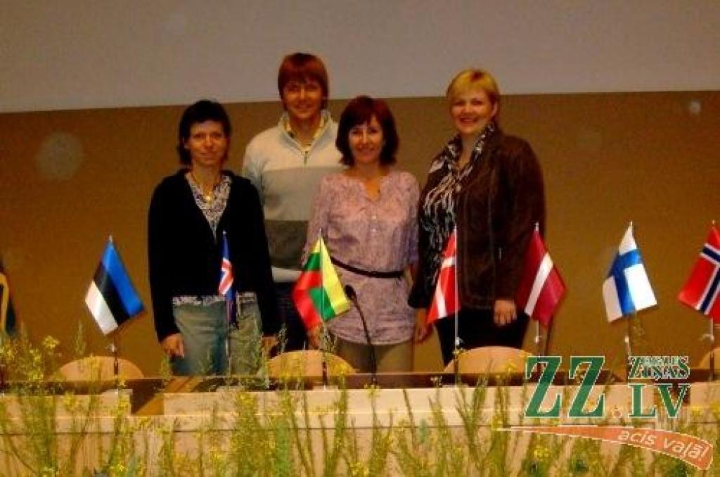 Agronomu kongresa pārtraukuma laikā Upsalā – LLU Lauksaimniecības fakultātes doktoranti. Pirmā no kreisās Ingrīda Grantiņa.
Autors: Foto no Ingrīdas Grantiņas personīgā albuma