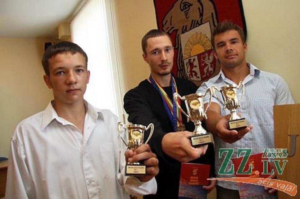 No kreisās: Andrejs Makreckis, Andrejs Makuha un Gatis Pranks.
Autors: Agris Samcovs