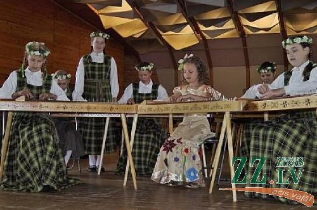 Jelgavas Mūzikas skolas audzēkne Megija Bruce (centrā) kopā ar Ulbrokas mūzikas un mākslas skolas kolētājām.
Autors: Foto no Megijas Bruces albuma
