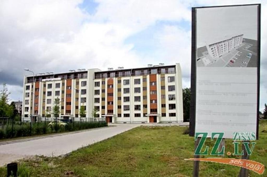 Lai gan sludinājumos par dzīvokļiem dažkārt tiek prasītas gluži vai astronomiskas summas, nozares speciālisti vērtē, ka tās ir tikai pārdevēju vēlmes – tirgoties par zemāku cenu var diezgan rezultatīvi, tomēr daudzi īpašnieki ir gatavi nogaidīt labākus laikus. 
Autors: Agris Samcovs