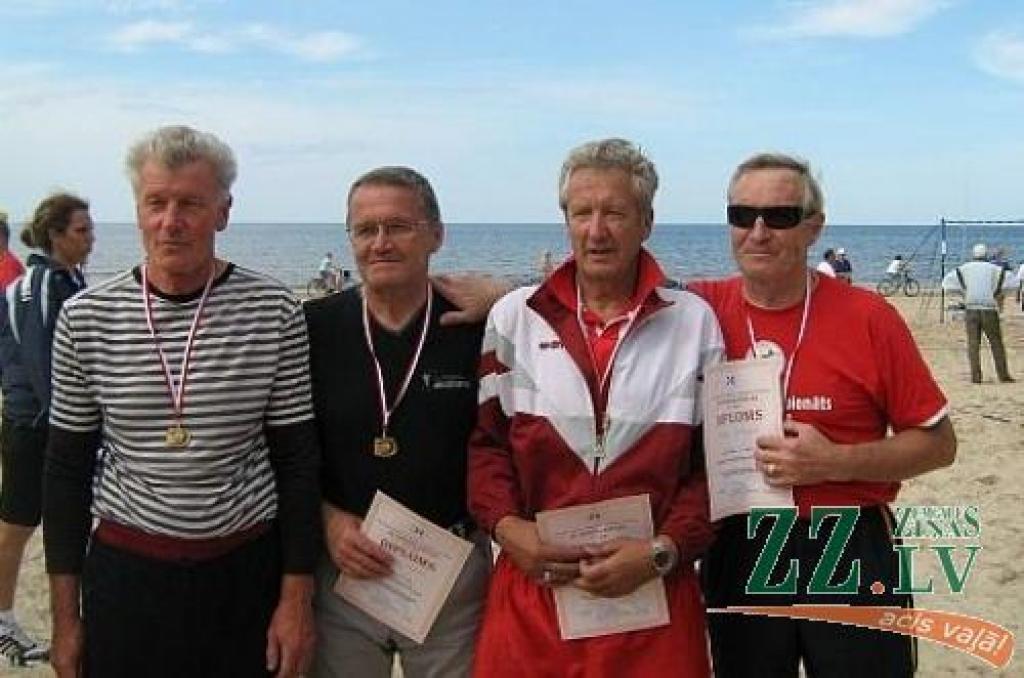 Jelgavas novada Sporta centra kungu komanda (Aivars Alpēns, Jāzeps Rimeicāns, Vilnis Barovskis, Tālivaldis Aristovs) tika pie zelta medaļām vecuma grupā 60+.
Autors: Maija Laizāne