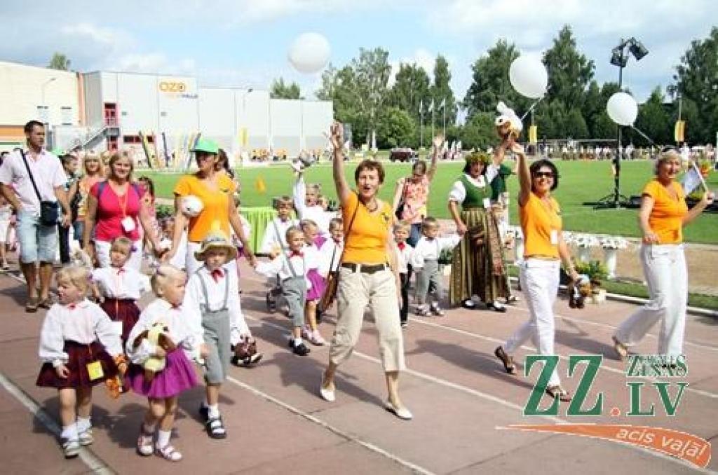 30.jūlijā pirmo reizi īstenota iecere rīkot Ozolnieku novada svētkus. Sestdien ar gājienu no Ozolnieku vidusskolas uz stadionu un ziedu ceļa veidošanu sākās svētki «Ar saknēm novadā». Pirmie novadā, kas savu mūžu var skaitīt, sākot no...