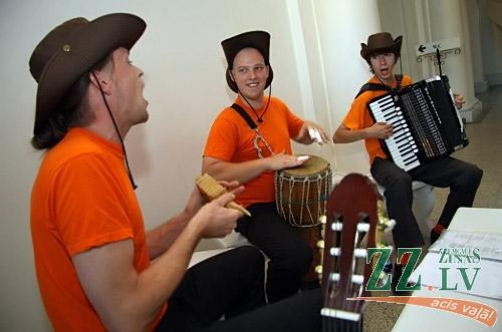 Pēdējo iespēju pieteikties studijām desmit Latvijas augstskolās 19.jūlijā izmantoja simtiem jauniešu no dažādām Latvijas vietām.
Uzņemšanas naktī Latvijas Lauksaimniecības universitātē valdījusi īpaša aura – reflektantus sagaidīja pils...