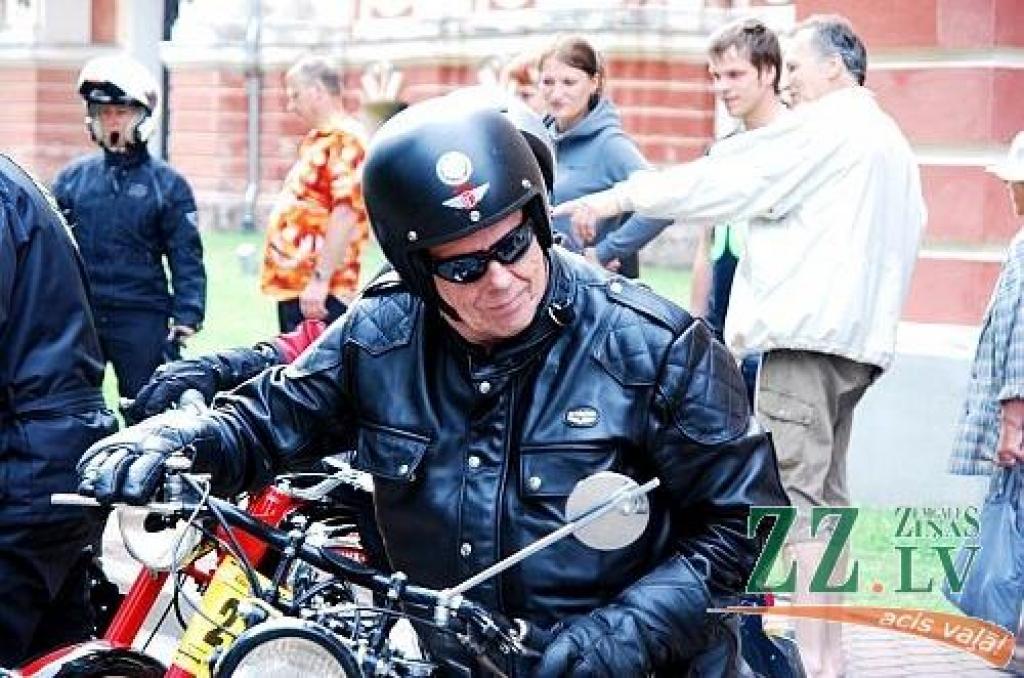 Starptautiskā antīko motociklu brauciena «Kurzemes riņķis» dalībnieki 16.jūlijā piestājuši Jelgavas pilī, lai apskatītu Kurzemes hercogu kapenes un uzzinātu vairāk par Baltijā lielākās baroka laika pils vēsturi.
Sestdienas pievakarē pilī...