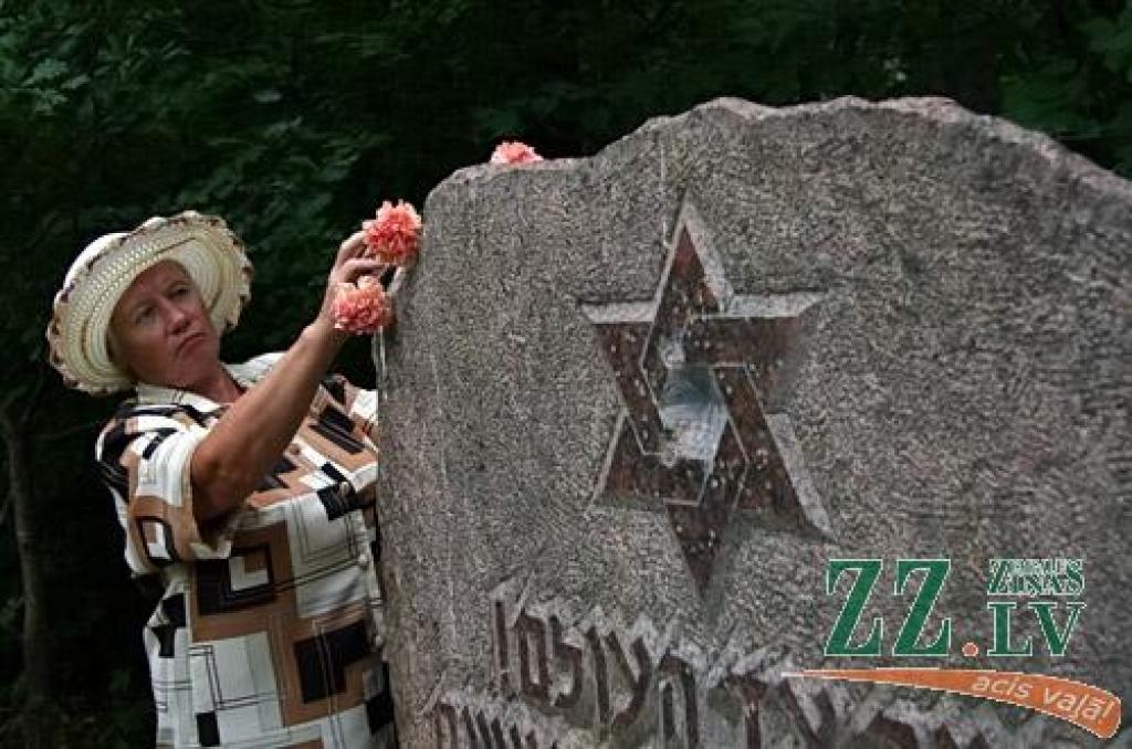 Pārdesmit jelgavnieku, no kuriem vairums ir Ebreju kultūras biedrības dalībnieki, šoden Ebreju tautas genocīda upuru piemiņas dienā pulcējās uz atceres brīdi pie piemiņas akmens mežā Zālītes ielas galā, kur 1941.gada vasarā nogalināja ap 1...