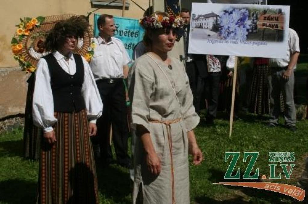 Ar simboliskas novada ziedu kartes izveidošanu, kuras tapšanā piedalījās katra pagasta ievērojami cilvēki, sestdien Elejas muižas parkā sākās pirmie Jelgavas novada svētki. Tajos kopīgo un atšķirīgo dziesmās, dejās un spēlē demonstrēja...