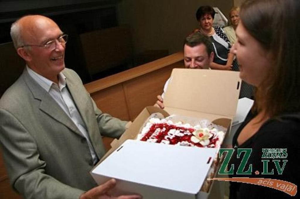 «Protams, mums tas ir liels notikums. Noslēdzies divu gadu darbs, par kura rezultātu – ērtu un sakārtotu vidi – esam gandarīti. Arī pacientiem būs vieglāk, jo viss nepieciešamais nu atrodas vienuviet,» atklājot renovēto slimnīcas...