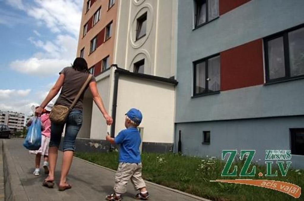 Pirms divām nedēļām nopriecājušies, ka pārvaldnieks vienojies ar SIA «Jelgavas ūdens» par saistību izpildi un tāpēc ūdens piegāde netiks atslēgta, Satiksmes ielas 35.a nama iedzīvotāji šonedēļ katrā pasta kastītē atkal saņēma paziņojumu – parāds tomēr nav nomaksāts, tāpēc piektdien māja paliks bez ūdens.
Autors: Agris Samcovs