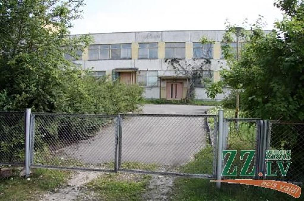 Pirms pāris mēnešiem internetā ievietots sludinājums liecina, ka pārdošanā nonākusi nu jau vismaz desmit gadu neizmantota bērnudārza ēka pilsētas nomalē Ganību ielā.
Autors: Agris Samcovs