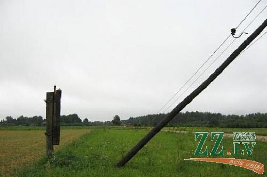 Bojāto posmu pilnīga sakārtošana un atjaunošana notiek pa dienu, kad remontu celtniecības brigādes montieri ar speciālo tehniku atjauno balstus un vadus, izzāģē nolauztos kokus.
Autors: no «Sadales tīkla» albuma