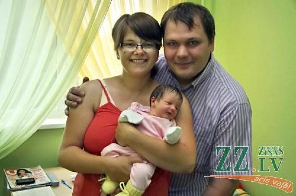 Jelgavnieki Margarita un Mārtiņš Stūrnieki meitiņu Emmu sagaidīja 18.jūlijā pulksten 9.30.
Autors: Agris Samcovs