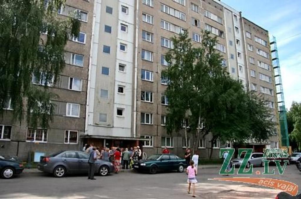  Iedzīvotāju, arī pašvaldības dzīvokļu īrnieku, parādu dēļ uz vairākām dienām bez ūdens bija palicis Māras ielas pirmais nams.
Autors: Agris Samcovs