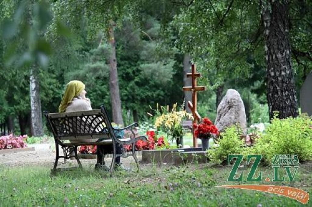 Baložu kapsētas sakopšanai pieķeras vien tad, kad traci ceļ apmeklētāji.
Autors: Agris Samcovs